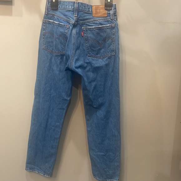 Levi’s wedgie straight. High waisted straight leg. Cropped. Like new condition. - Picture 7 of 8